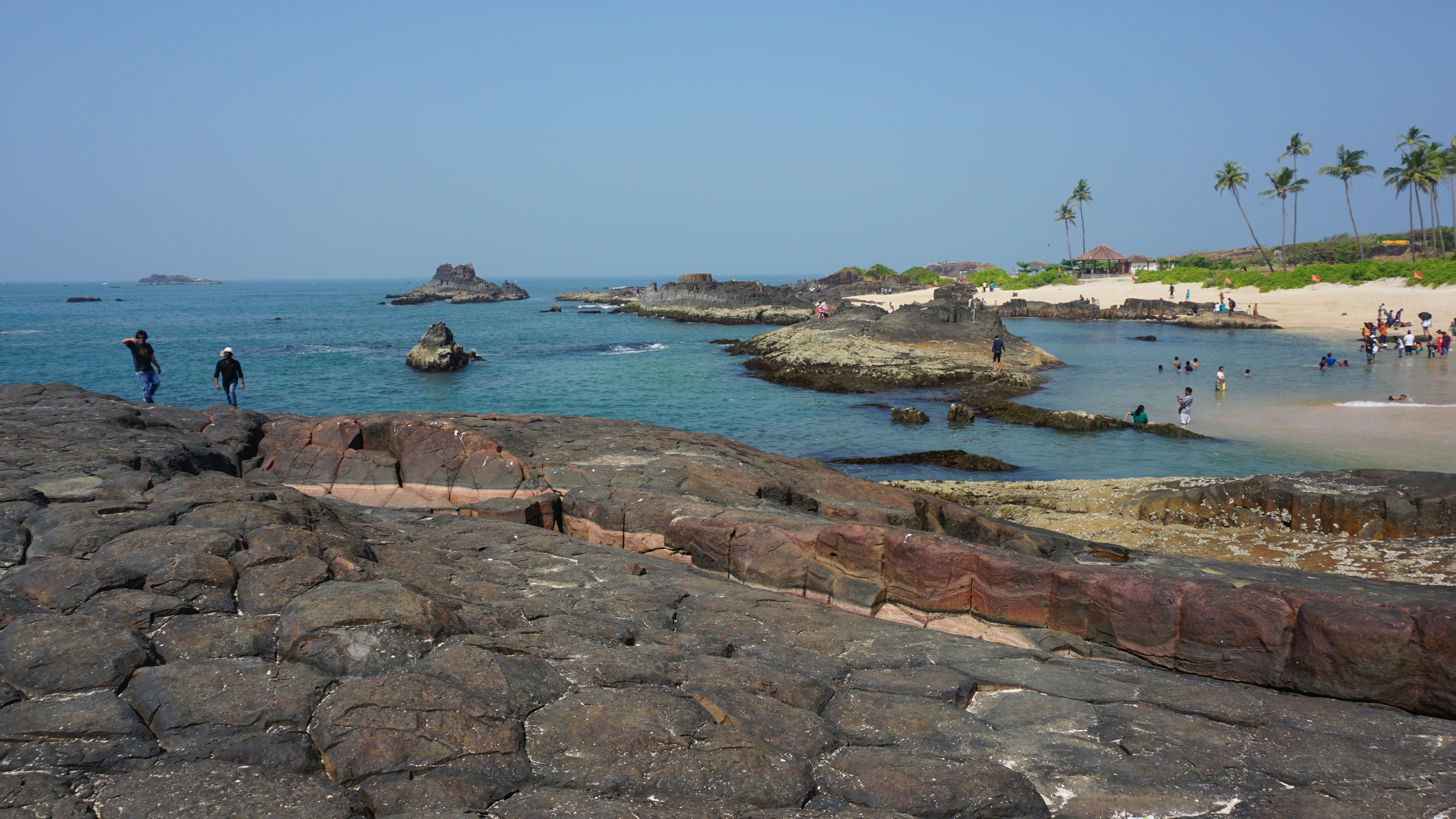 Kos strand met turquoise water en palmbomen op zonnige dag