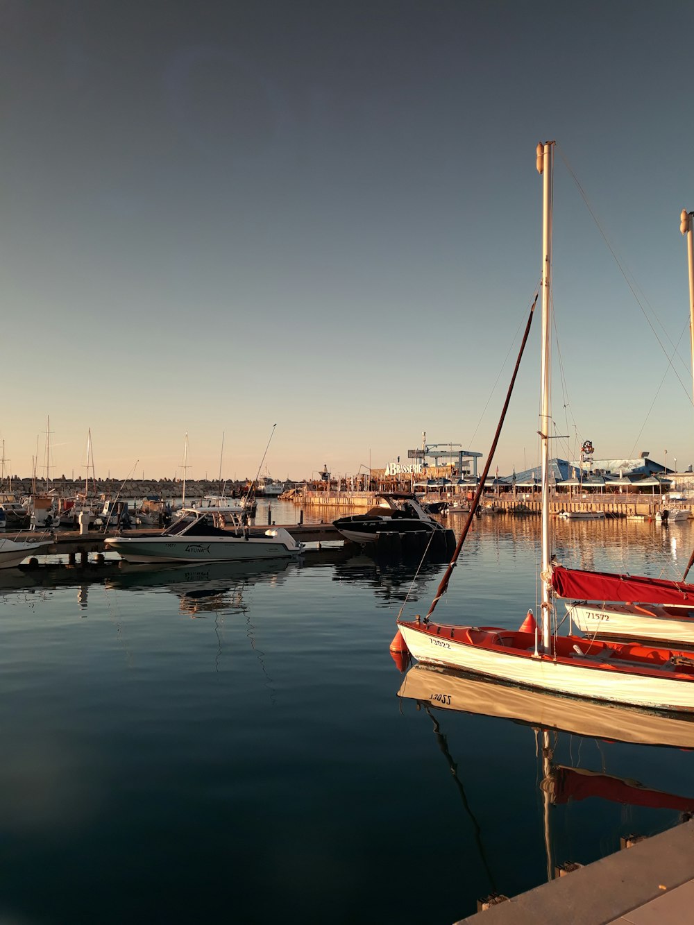 Un par de barcos que están en el agua