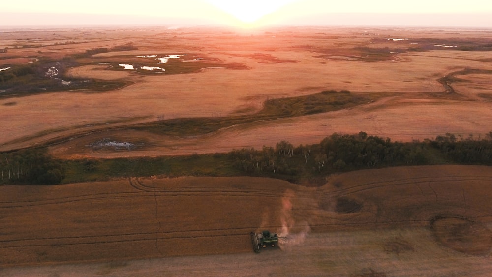 una veduta aerea di un campo con un trattore