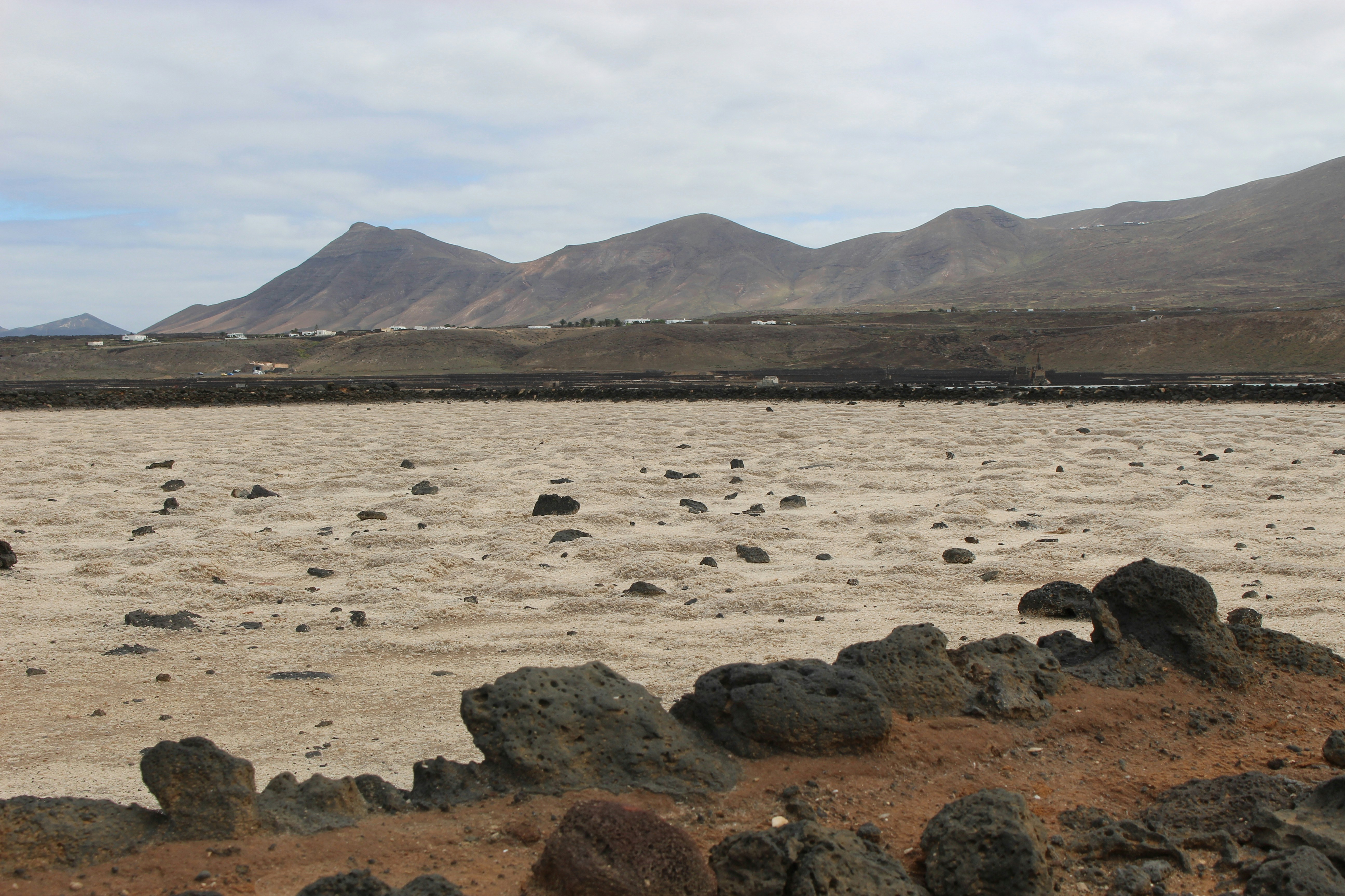 ein großes Gewässer, umgeben von Bergen