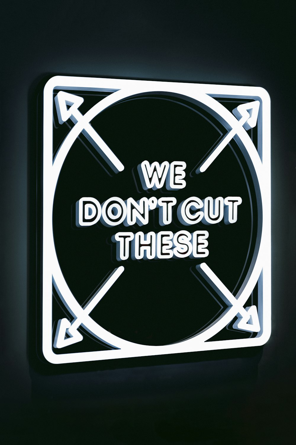 a neon sign that says we don't cut these