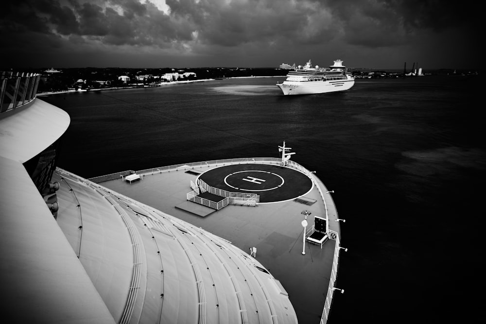 Ein Kreuzfahrtschiff befindet sich im Wasser in der Nähe eines Docks