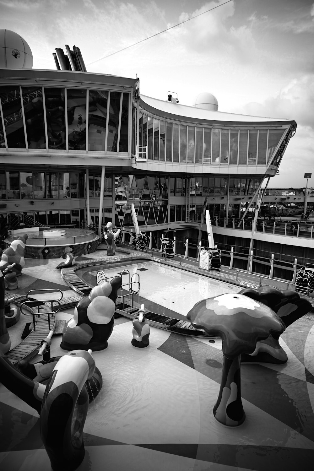 Una foto en blanco y negro de un edificio con piscina