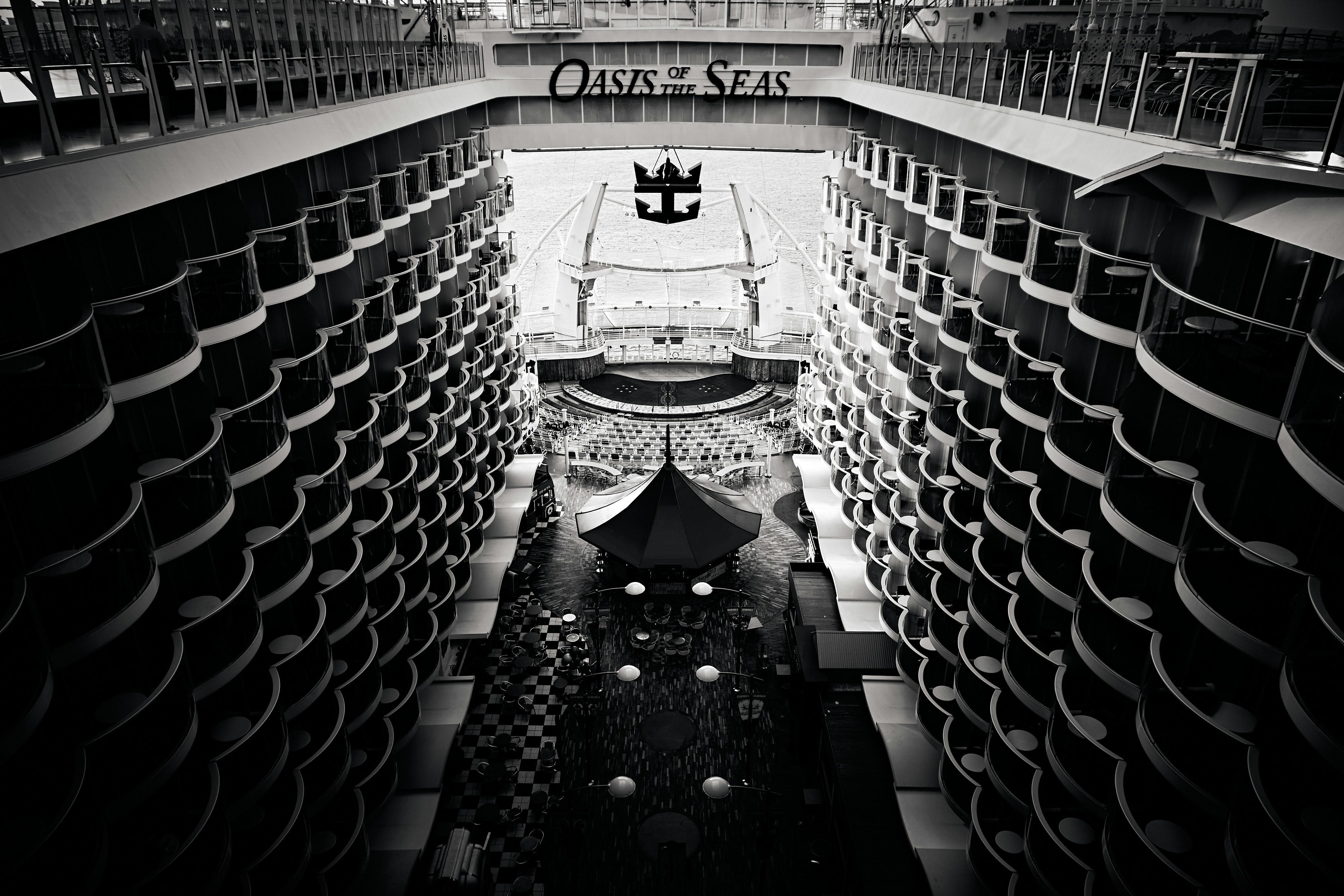 a black and white photo of a large building, 