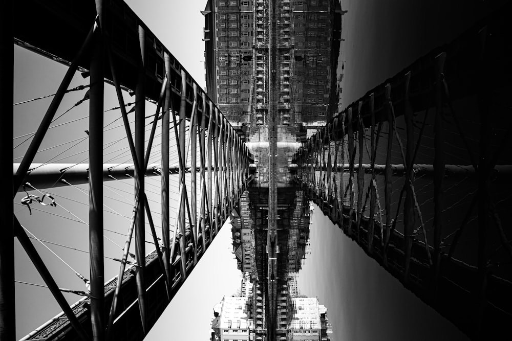 街のスカイラインの白黒写真