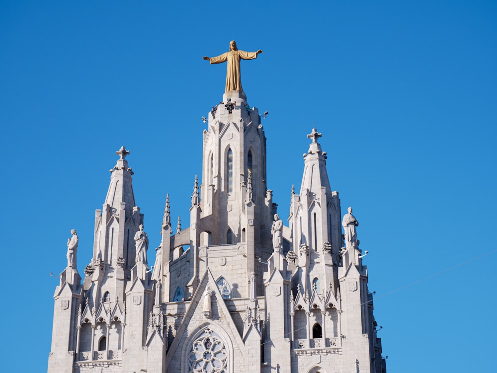 una gran catedral con una estatua en la parte superior