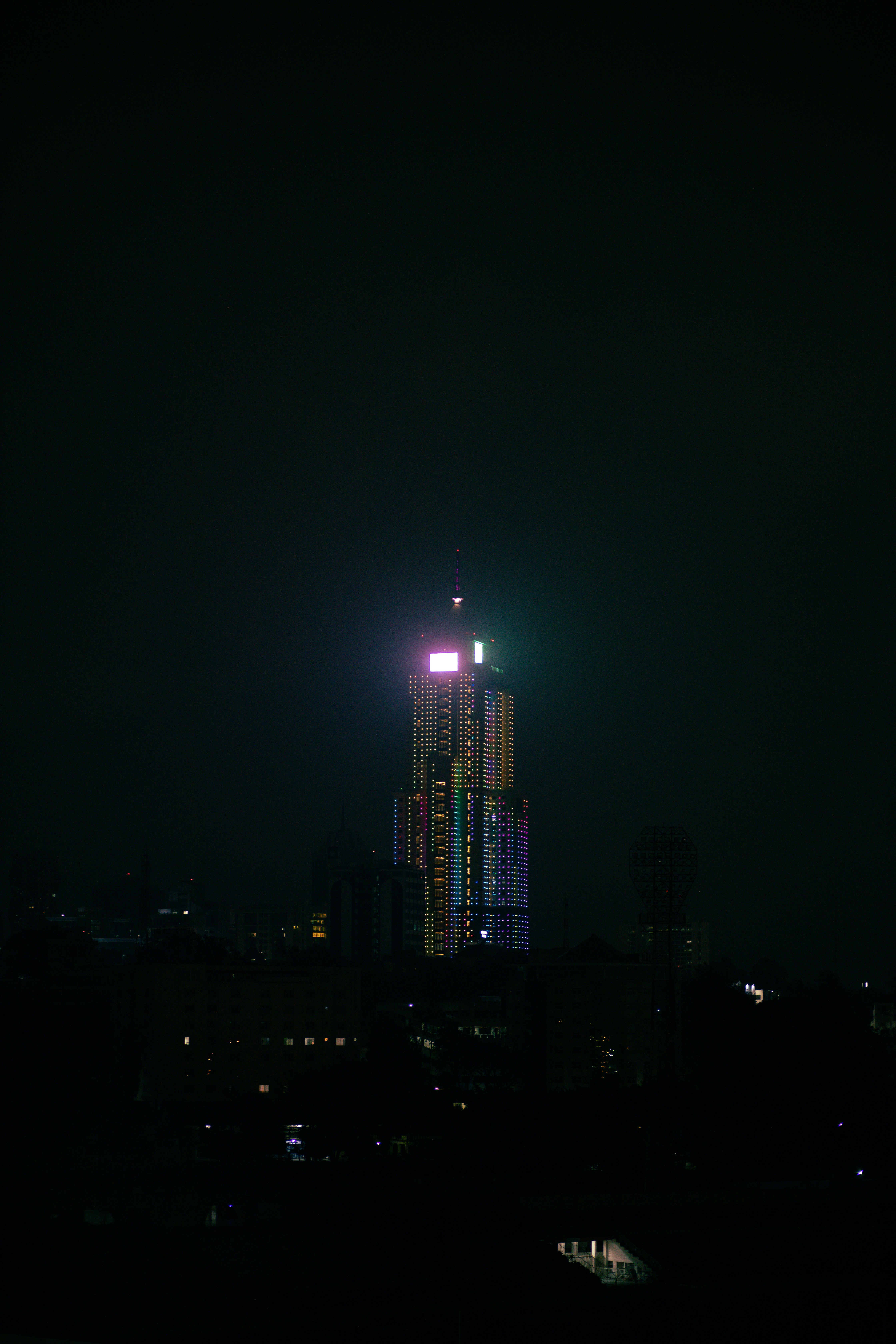 Un alto edificio illuminato nel cielo notturno
