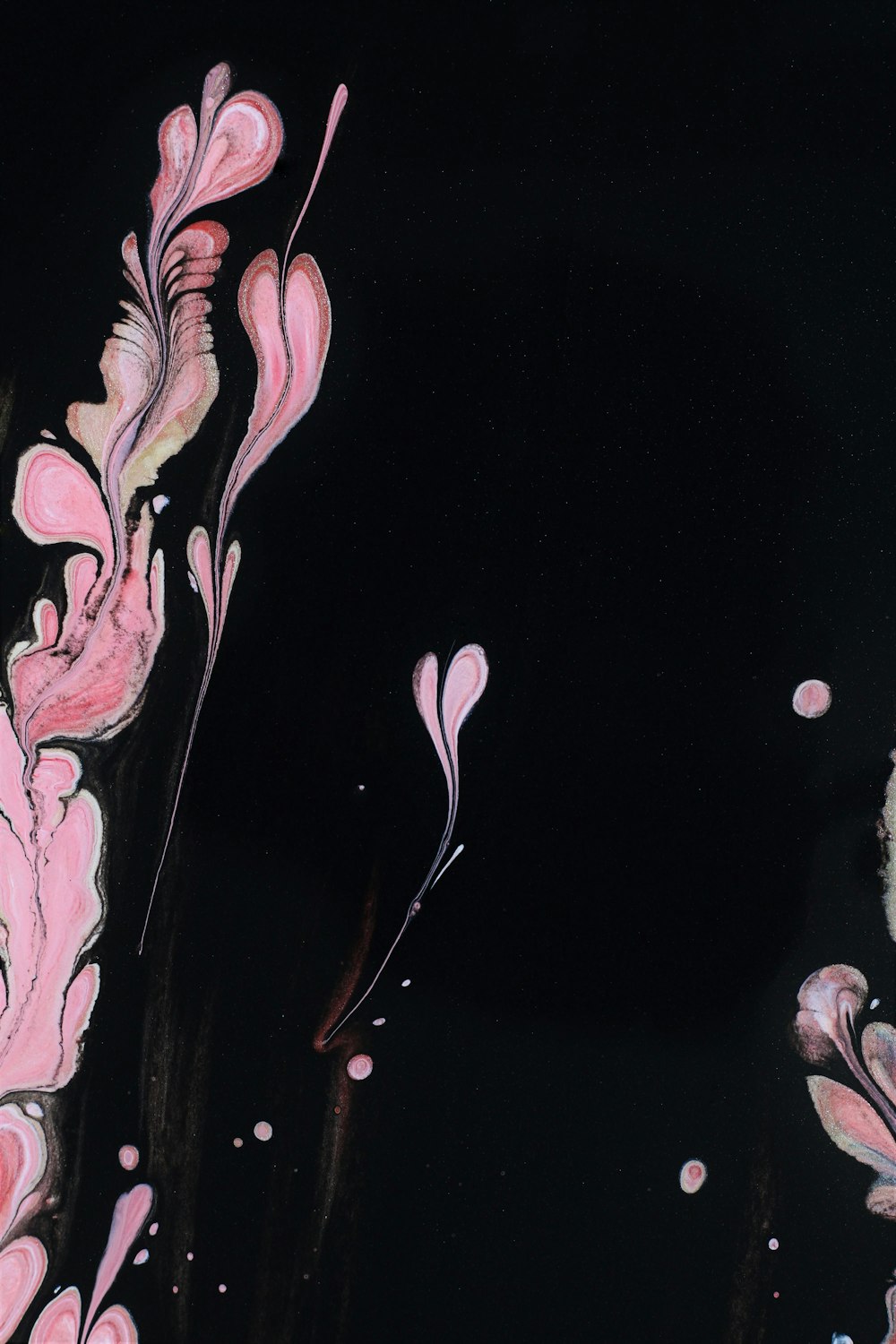 Una pintura de flores rosadas sobre un fondo negro
