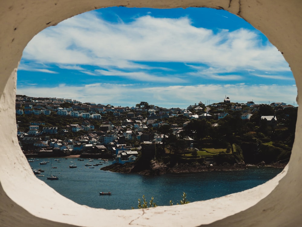 Blick auf eine Stadt aus einem Fenster in einer Wand