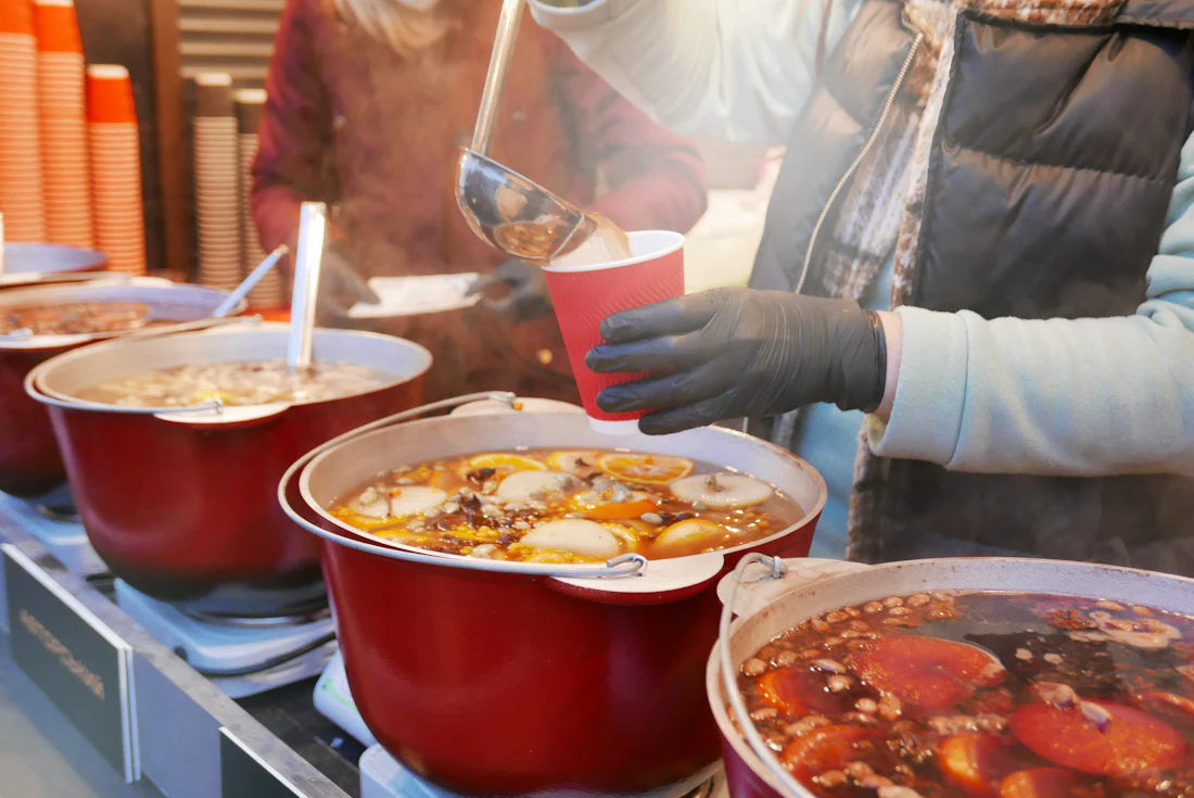 Glühwein wordt met een lepel geschept