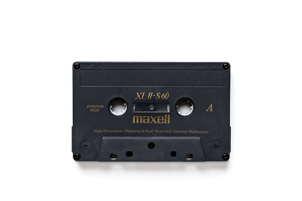 une cassette noire avec des lettres dorées dessus