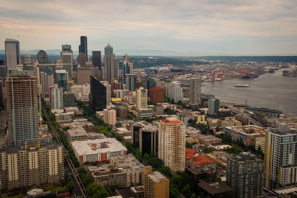 Una vista de una ciudad desde un edificio alto