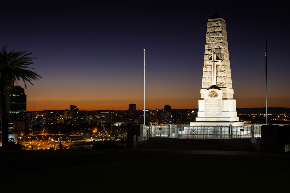 uma torre do relógio muito alta sentada no meio de uma cidade