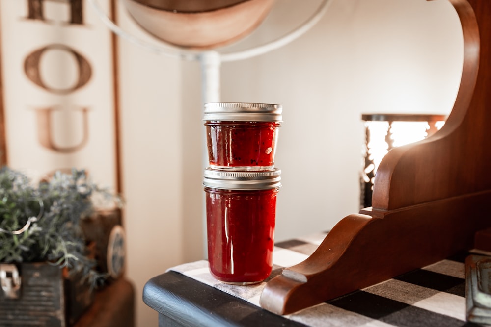 Drei Gläser Marmelade auf einem Tisch