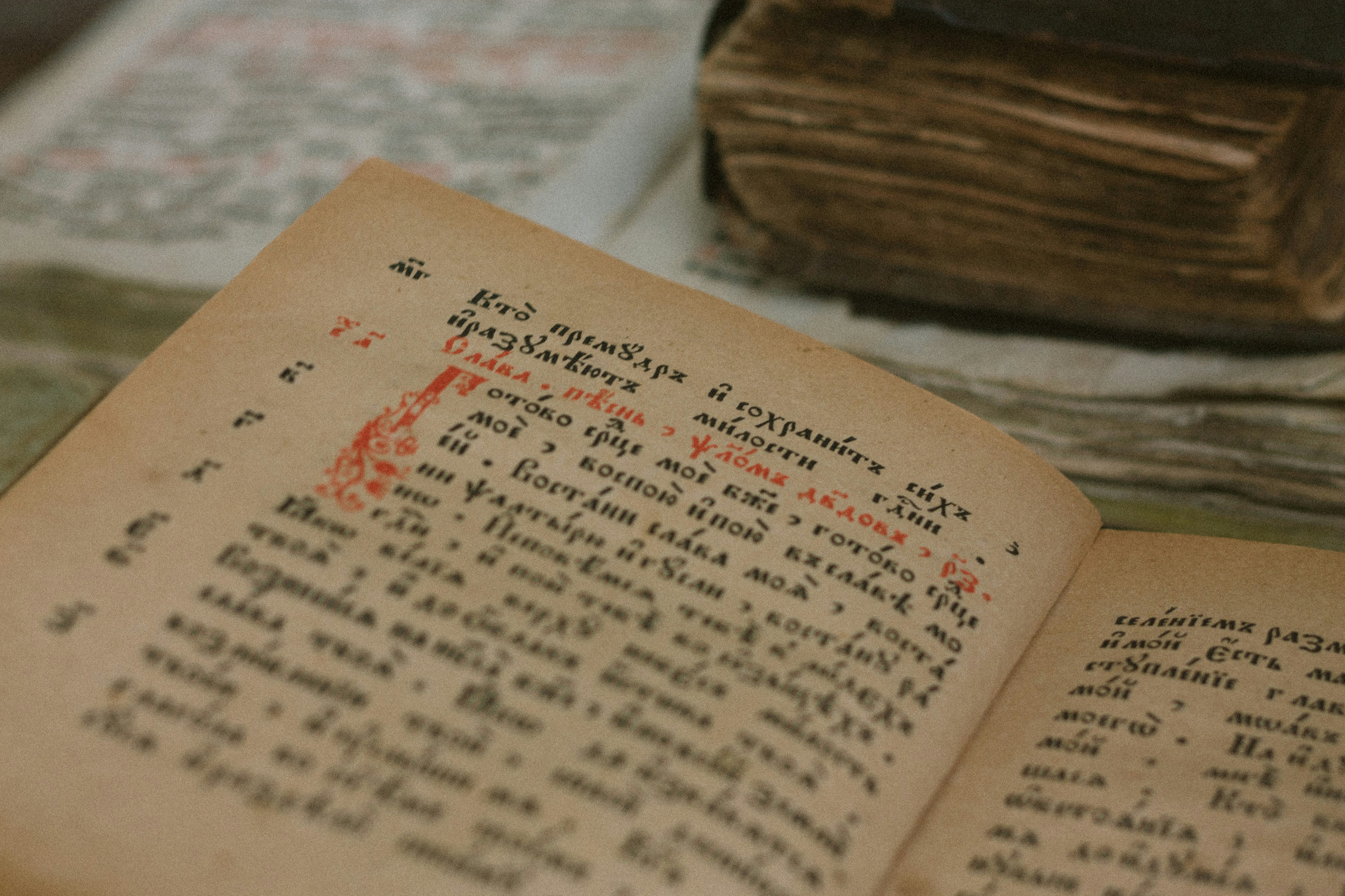 Un libro abierto sentado encima de una mesa