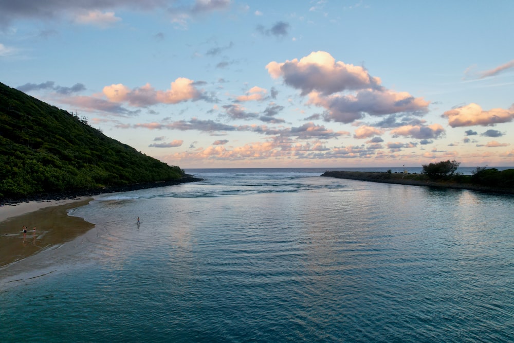 Uno specchio d'acqua con una collina sullo sfondo