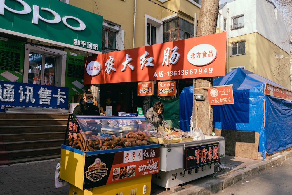 uno stand gastronomico sul lato di una strada