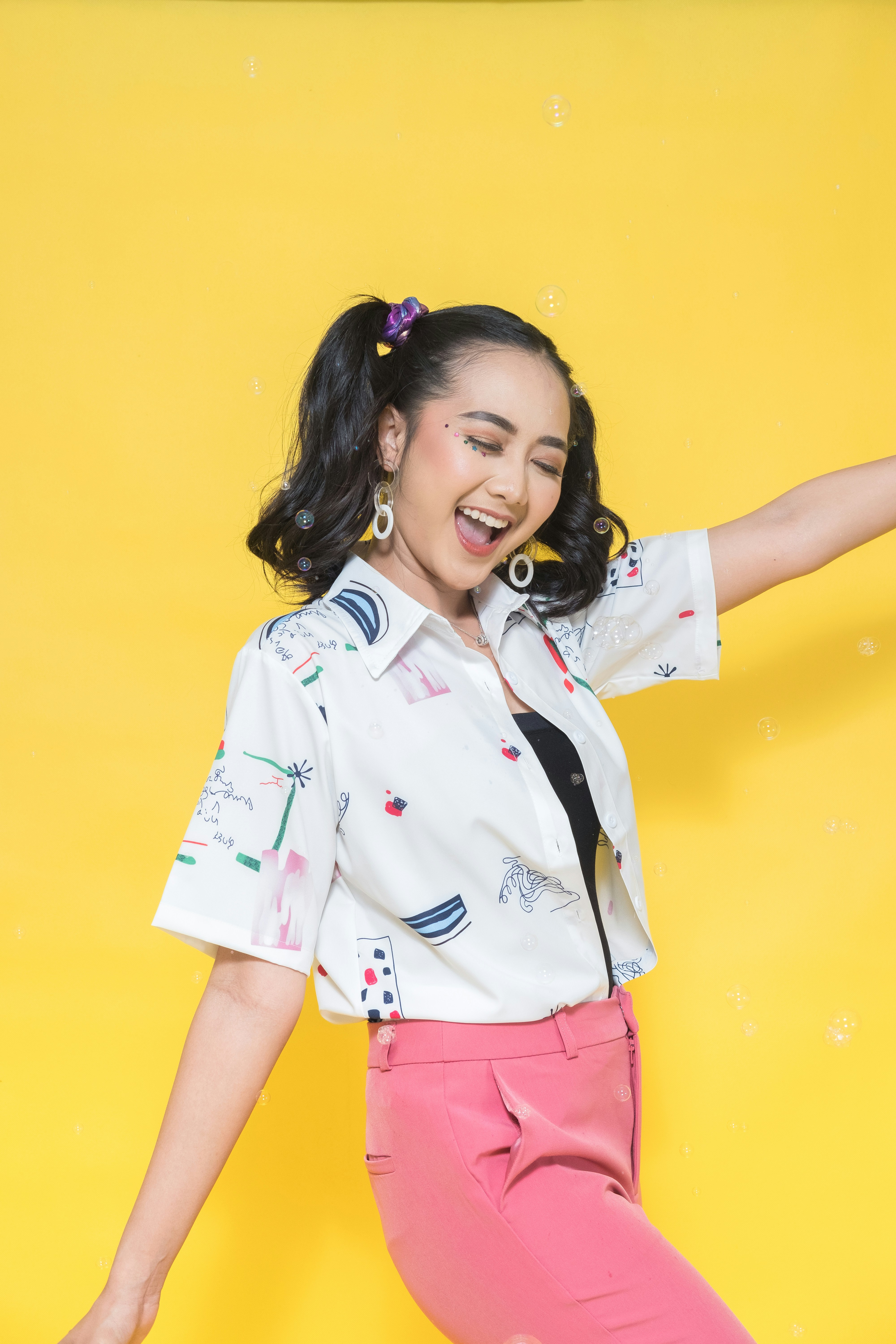 seorang wanita dengan celana merah muda dan kemeja putih
