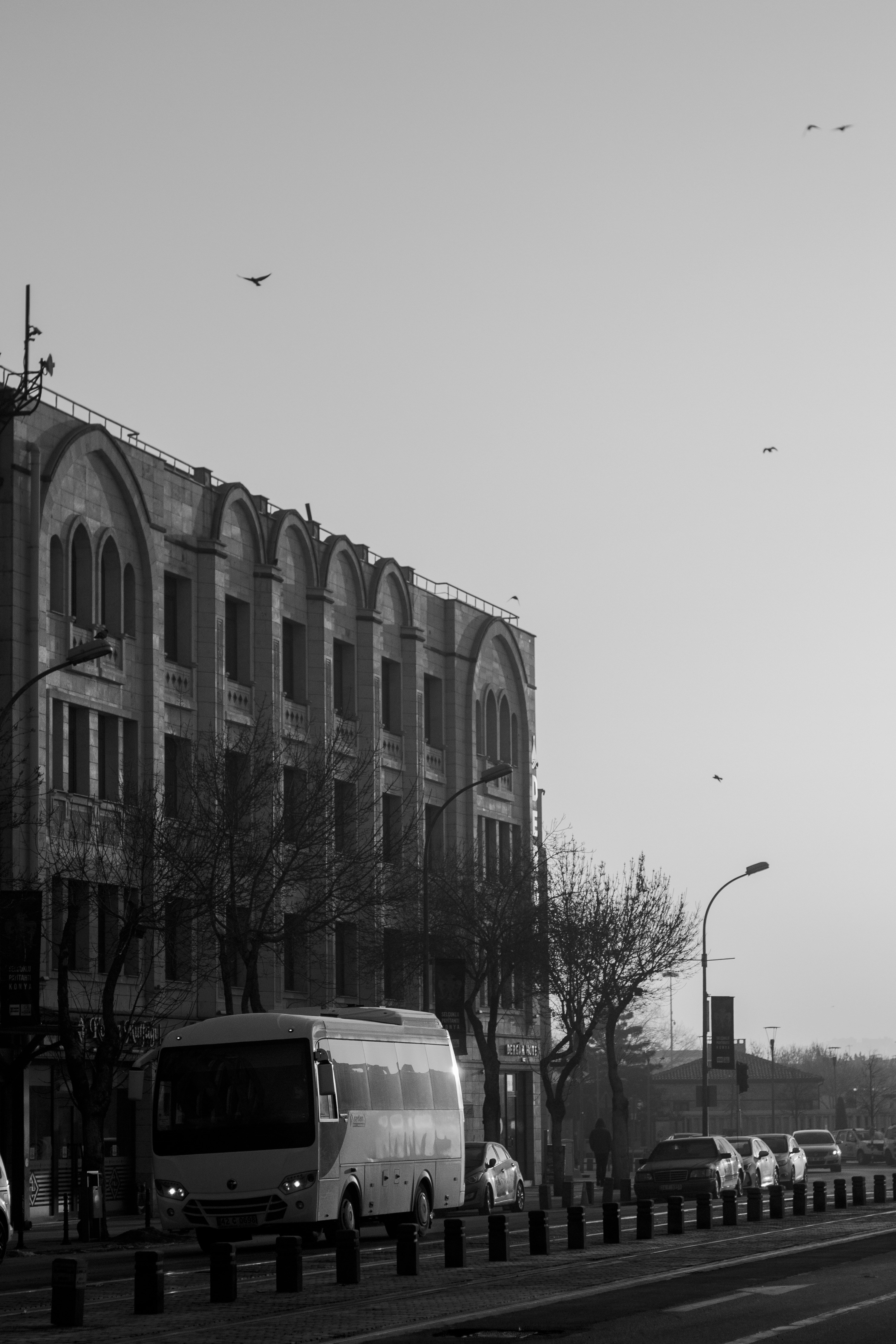 Ein Schwarz-Weiß-Foto einer Stadtstraße