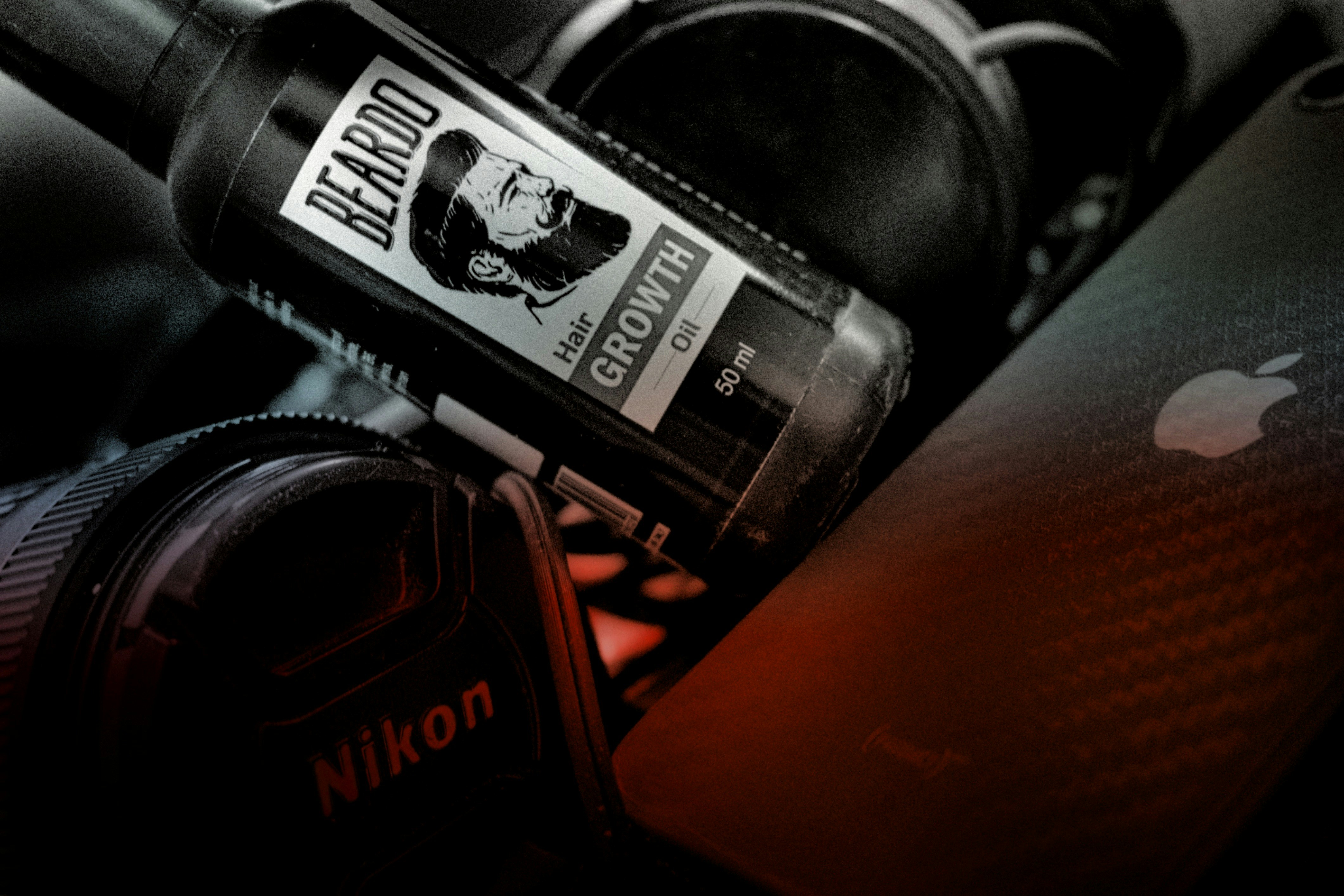 Une bouteille de Nikon à côté d’un appareil photo