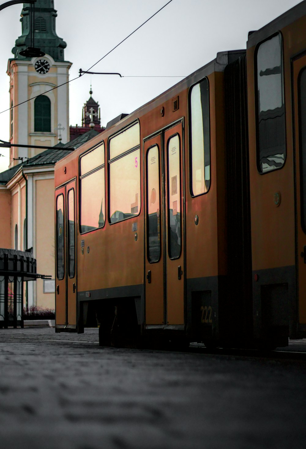 un train est stationné devant un immeuble