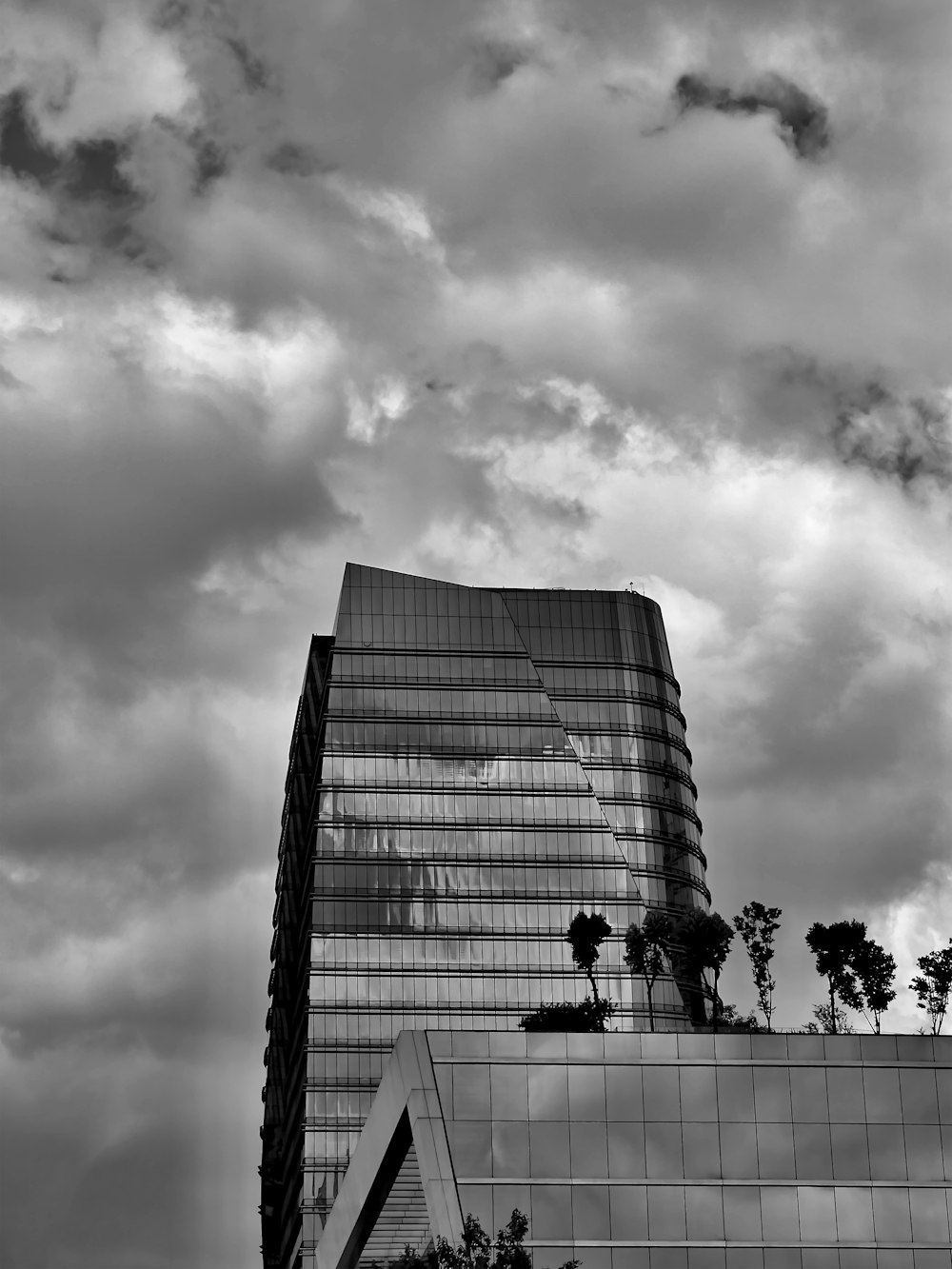 Un edificio molto alto seduto sotto un cielo nuvoloso