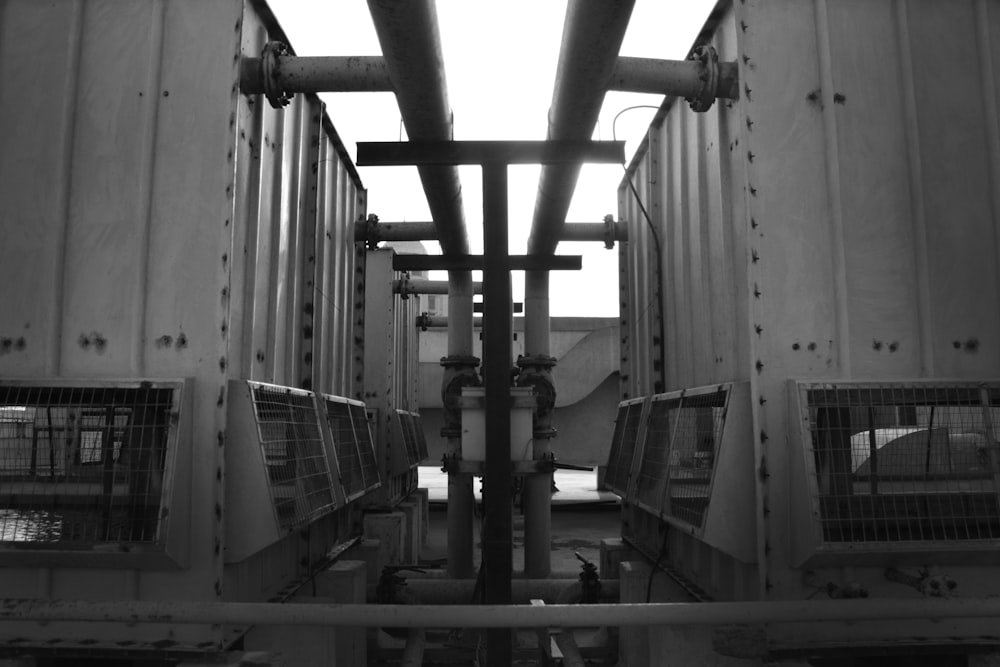 Une photo en noir et blanc d’un tas de cages