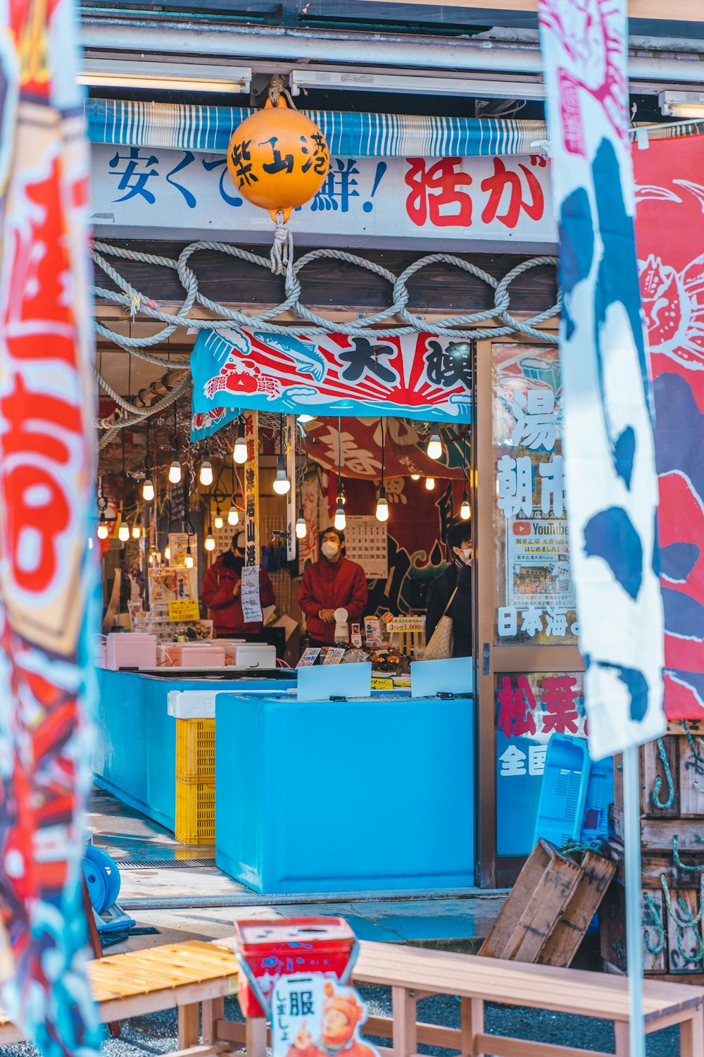 uno stand gastronomico che ha un sacco di cibo su di esso