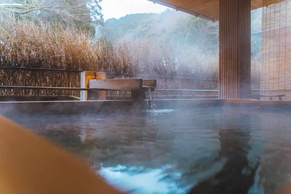 un grand bassin d’eau à côté d’un grand bâtiment