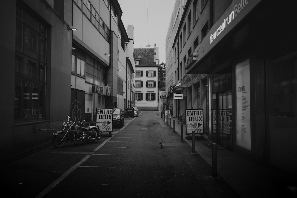 a black and white photo of a city street