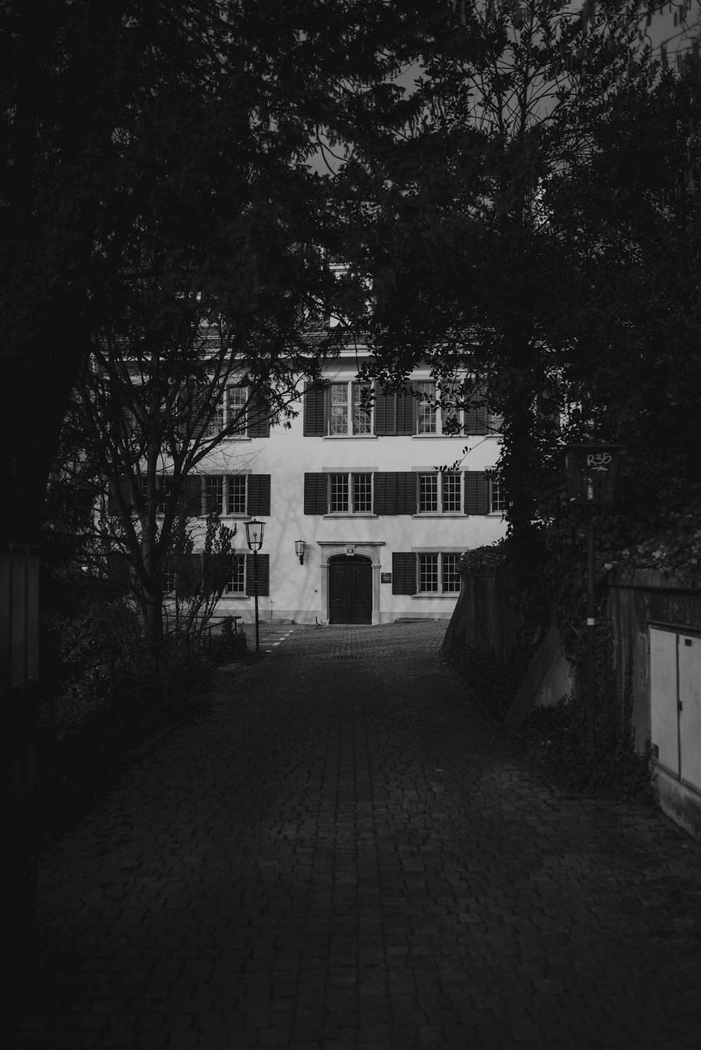 ein Schwarz-Weiß-Foto eines Hauses