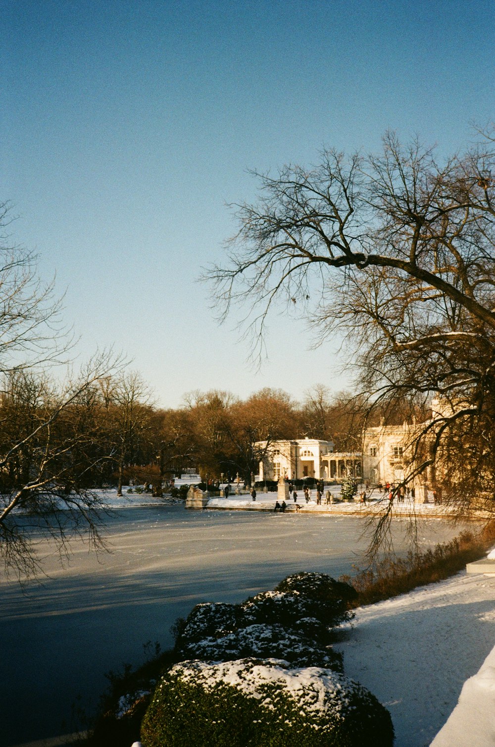 um campo coberto de neve com um edifício ao fundo