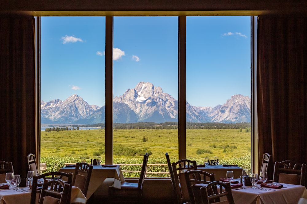 un ristorante con vista sulle montagne