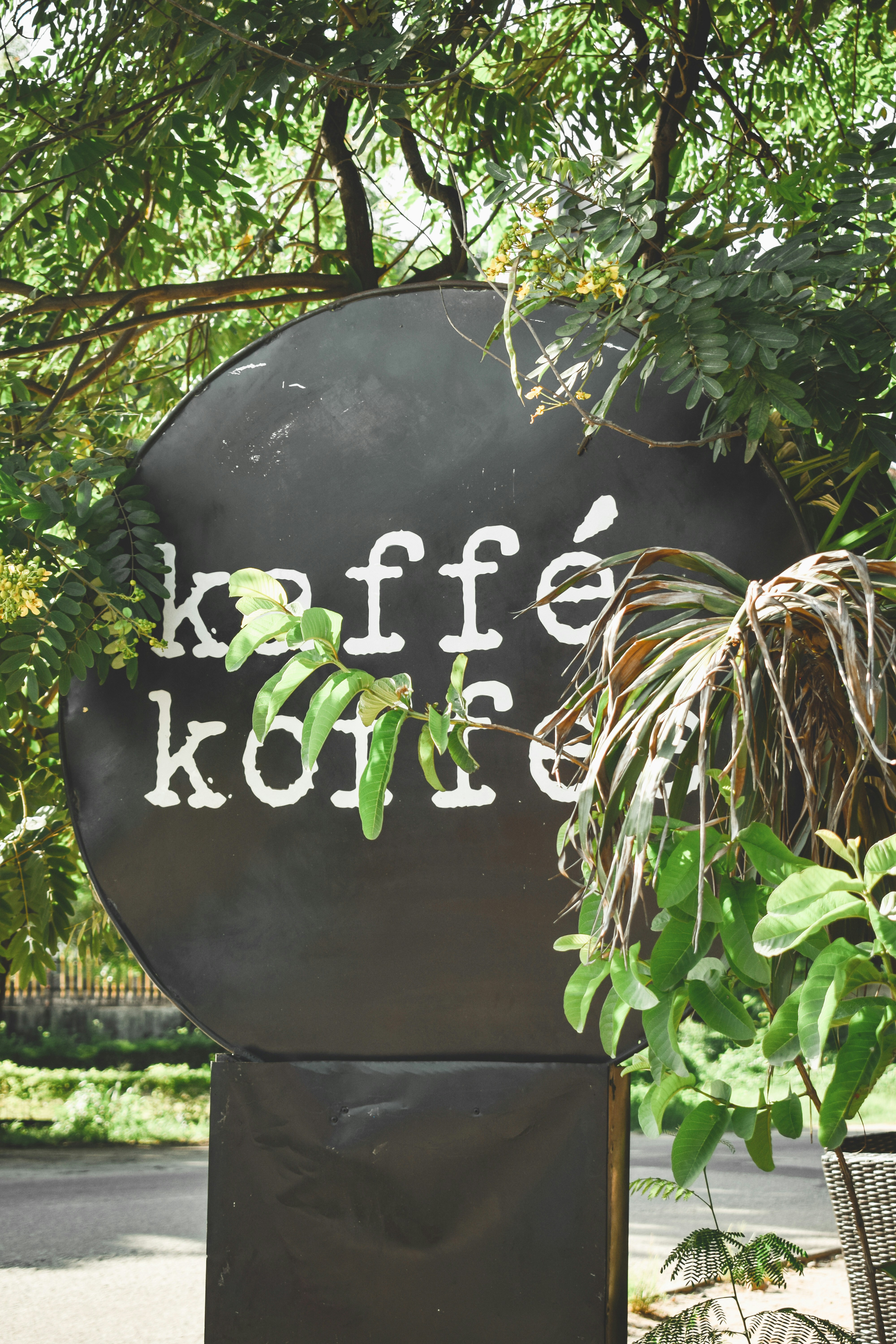 Tanda yang bertuliskan Koffe Koffe di atasnya