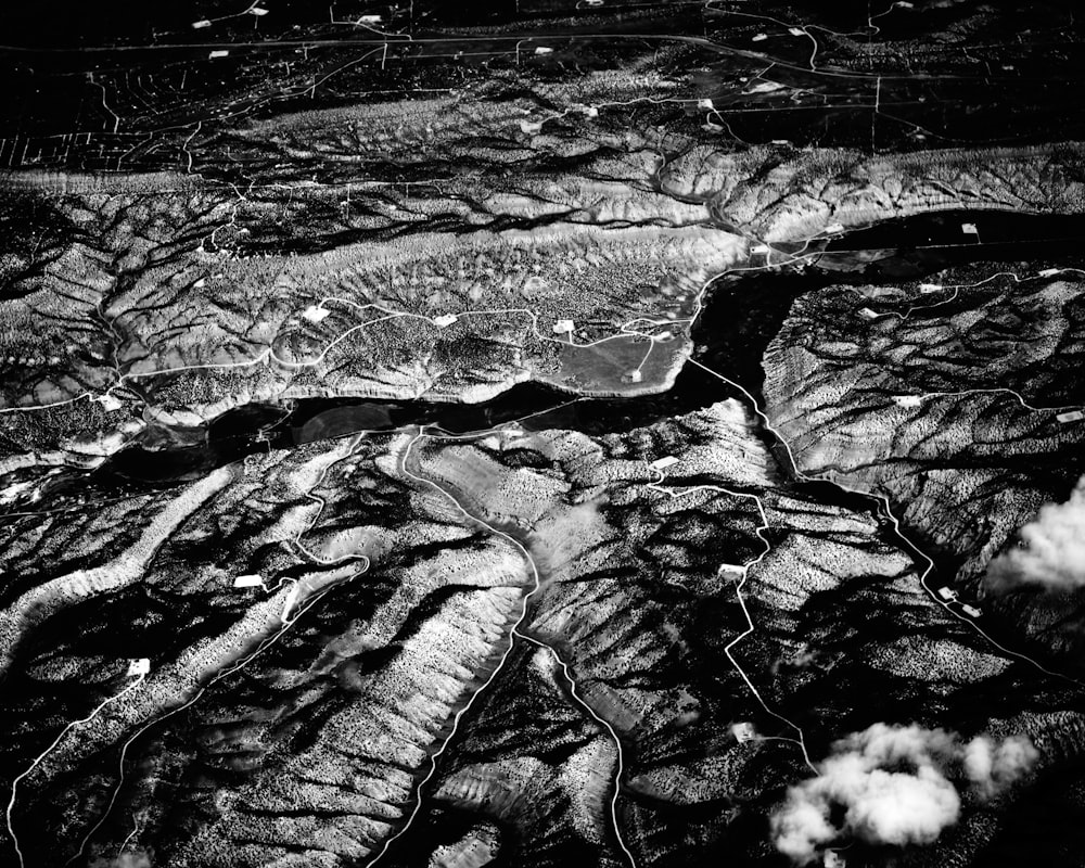Una foto en blanco y negro de una vista aérea de un río