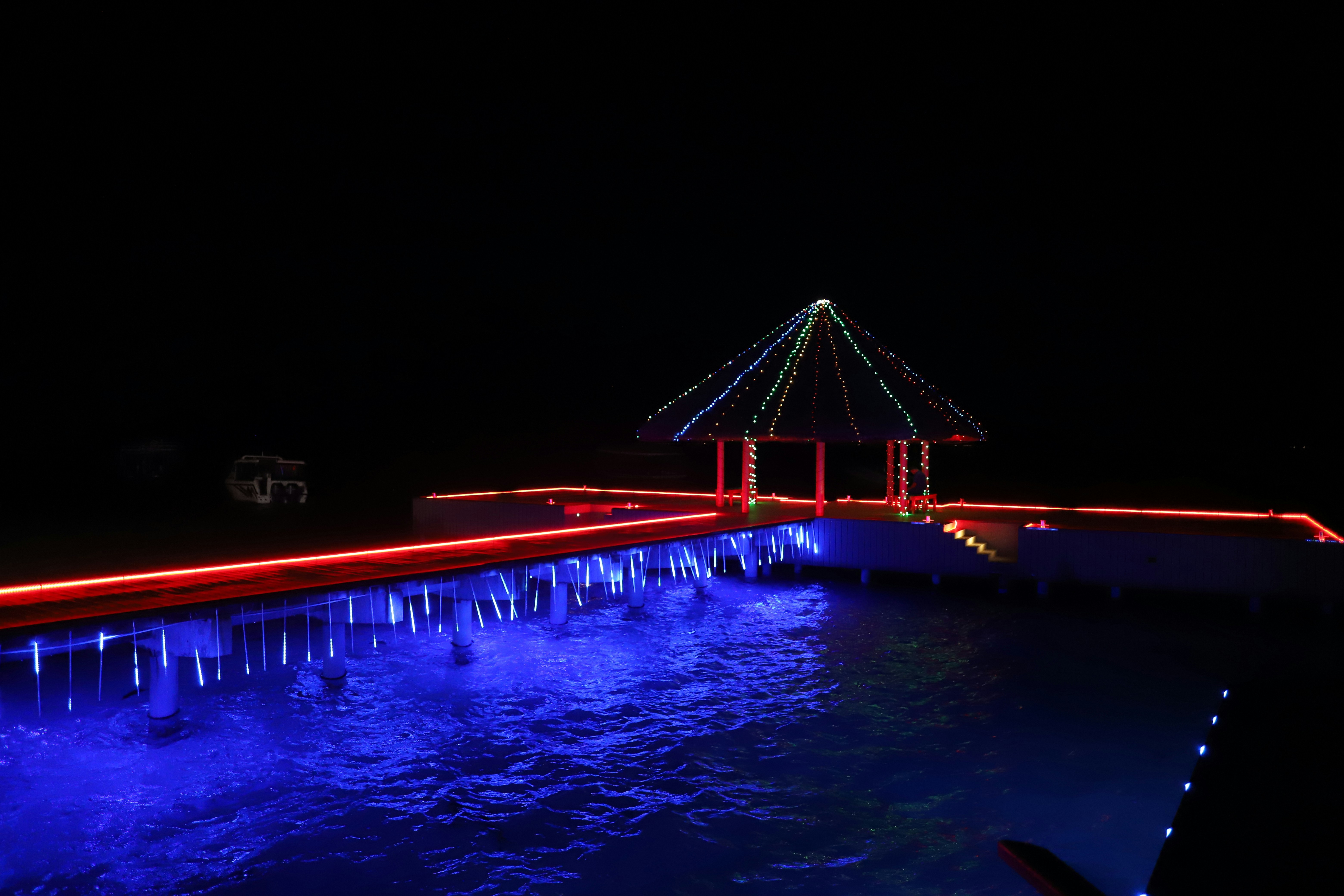 A lighted bridge over a body of water at night photo – Free Malediven ...