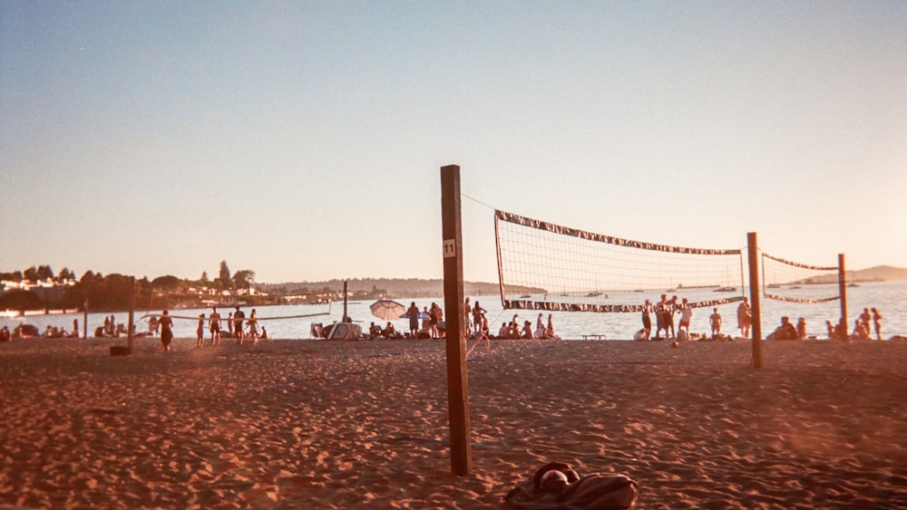 Un grupo de personas jugando voleibol en una playa