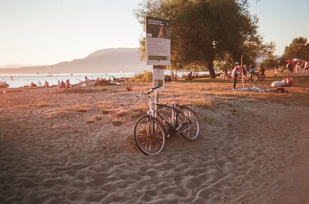 Un paio di biciclette che sono sedute nella sabbia
