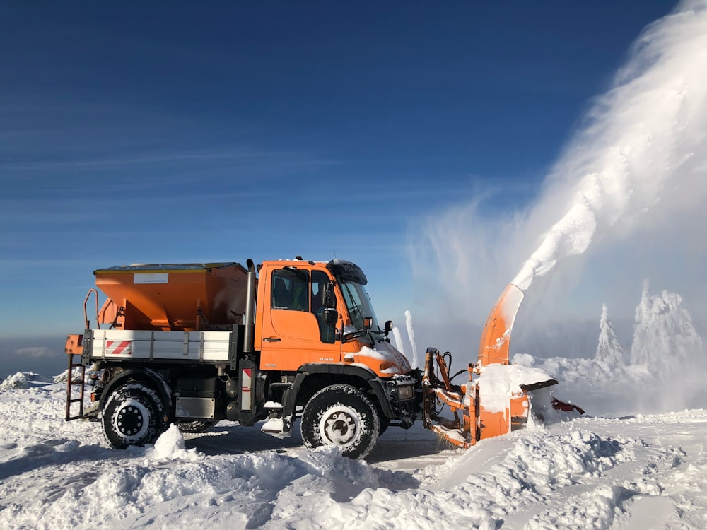 山の雪を片付ける除雪車