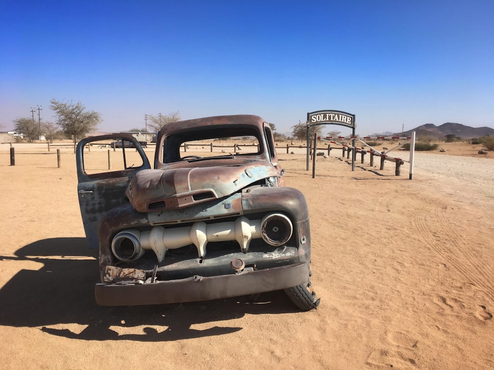사막 한가운데에 앉아있는 오래된 트럭
