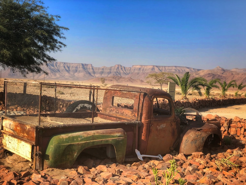 Un viejo camión sentado en medio de un desierto