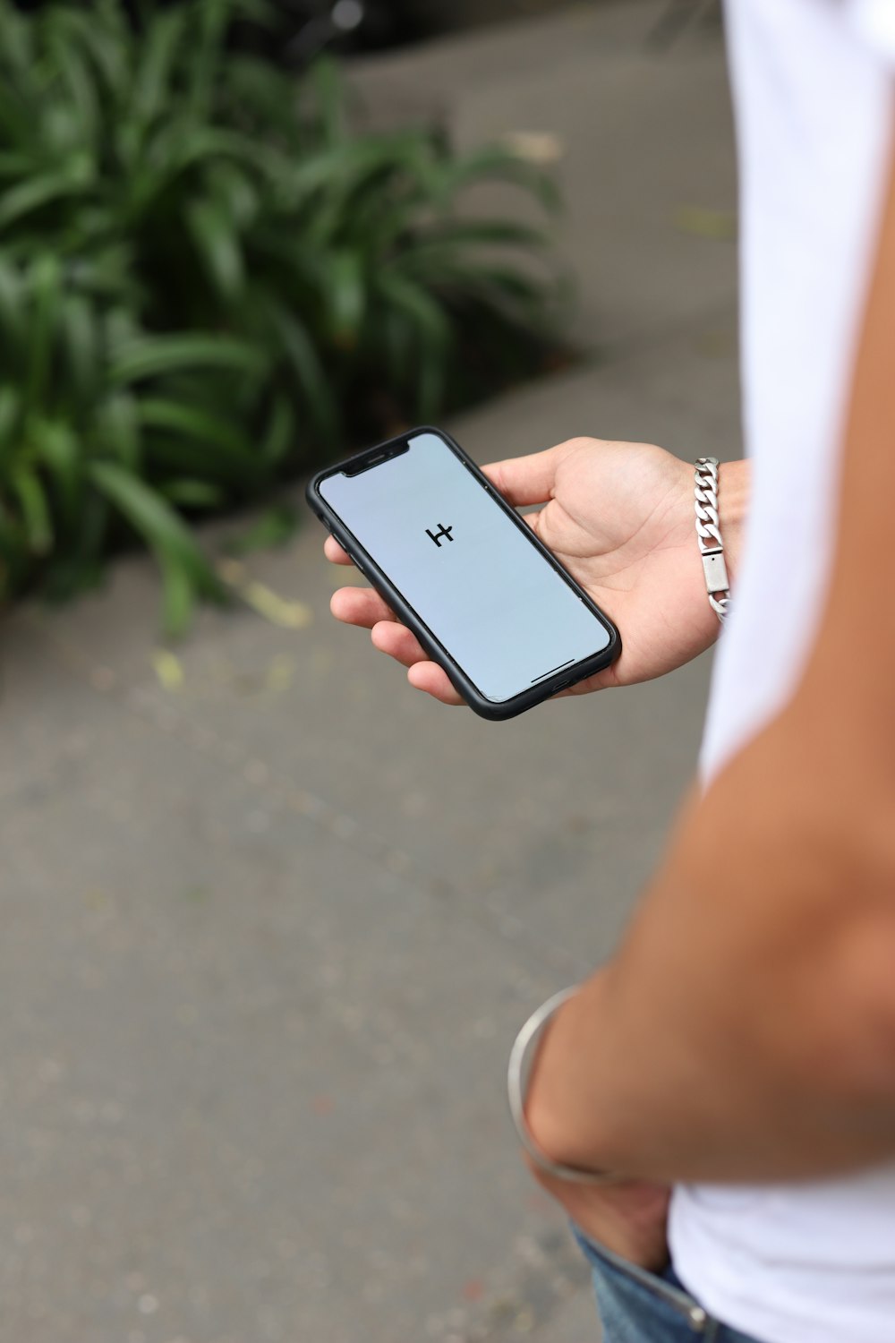 eine Person, die ein Mobiltelefon in der Hand hält