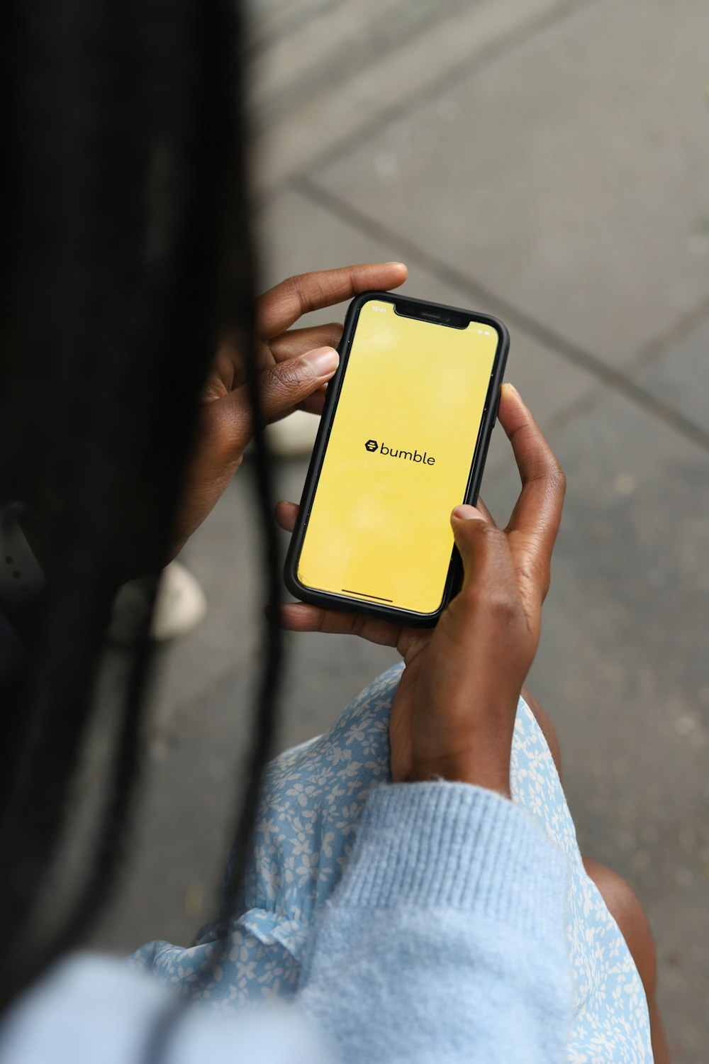 uma pessoa segurando um telefone celular na mão