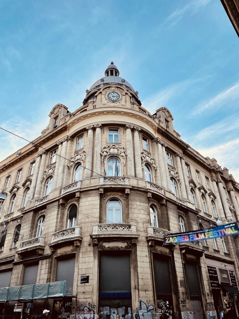 Un gran edificio con un reloj en la parte superior