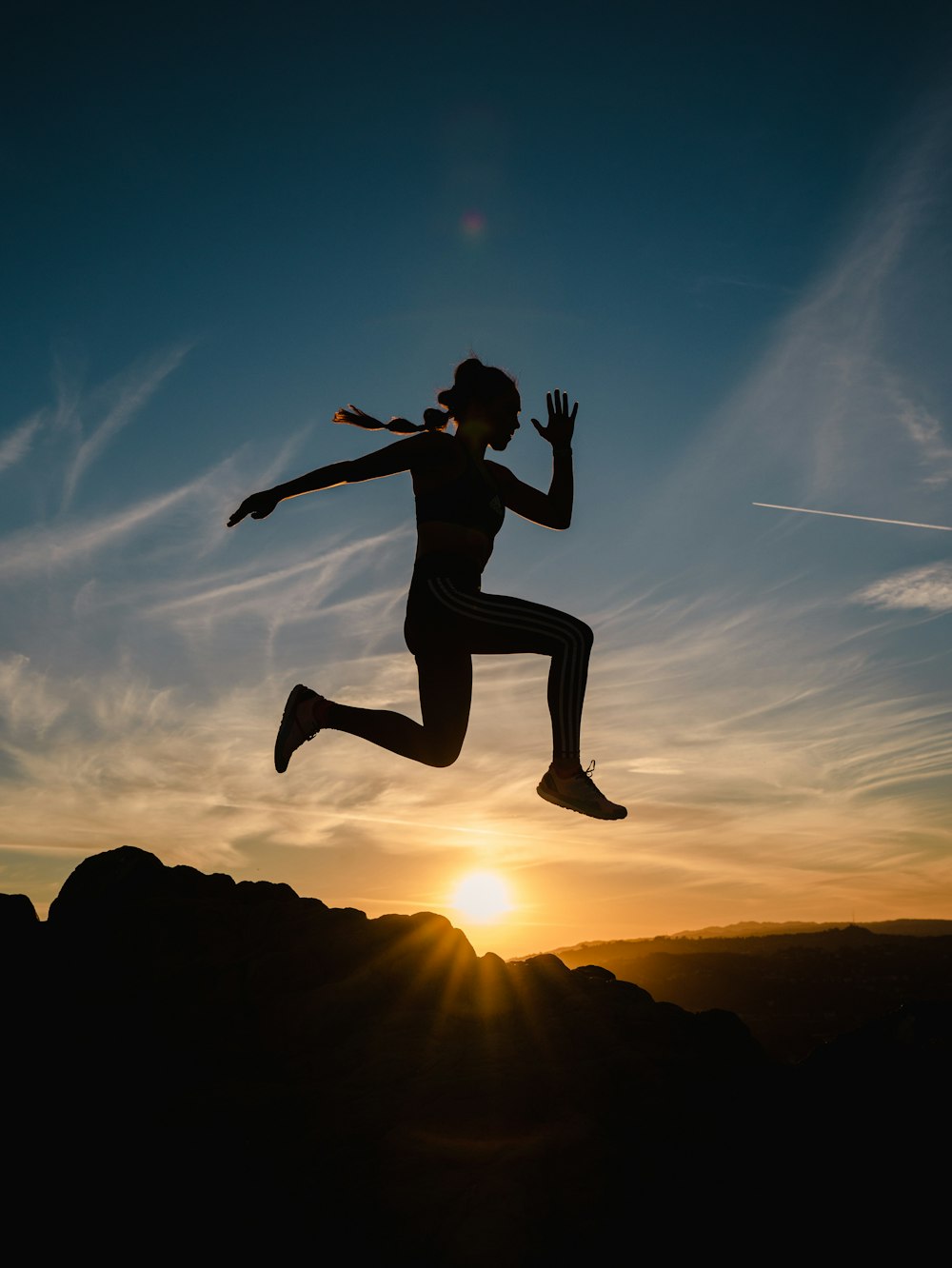 la silhouette d’une personne sautant en l’air