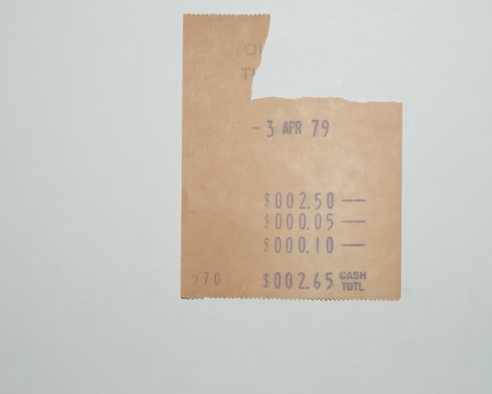 um pedaço de papel pardo com números