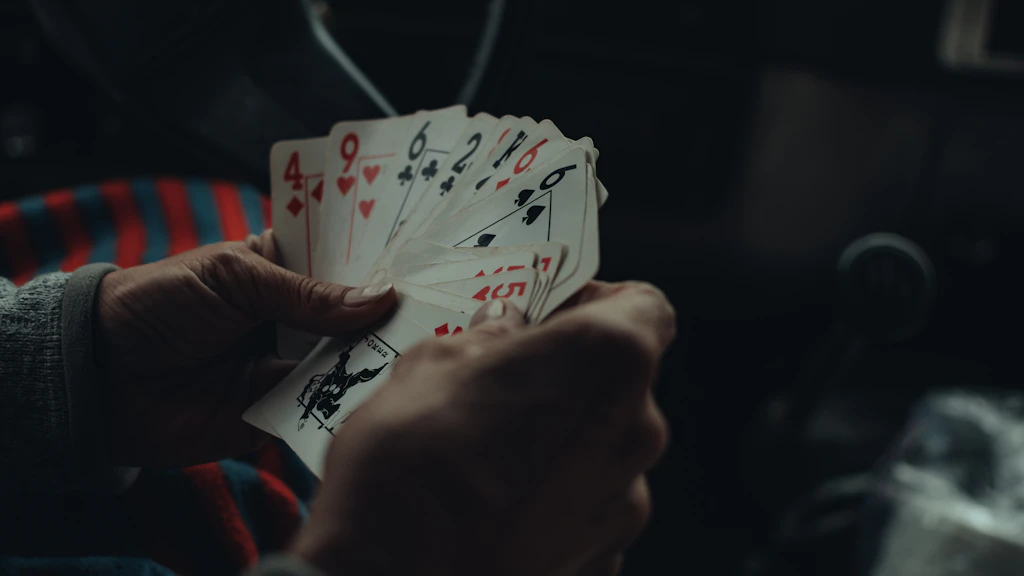 Joueur de poker frustré tenant ses cartes après un bad beat