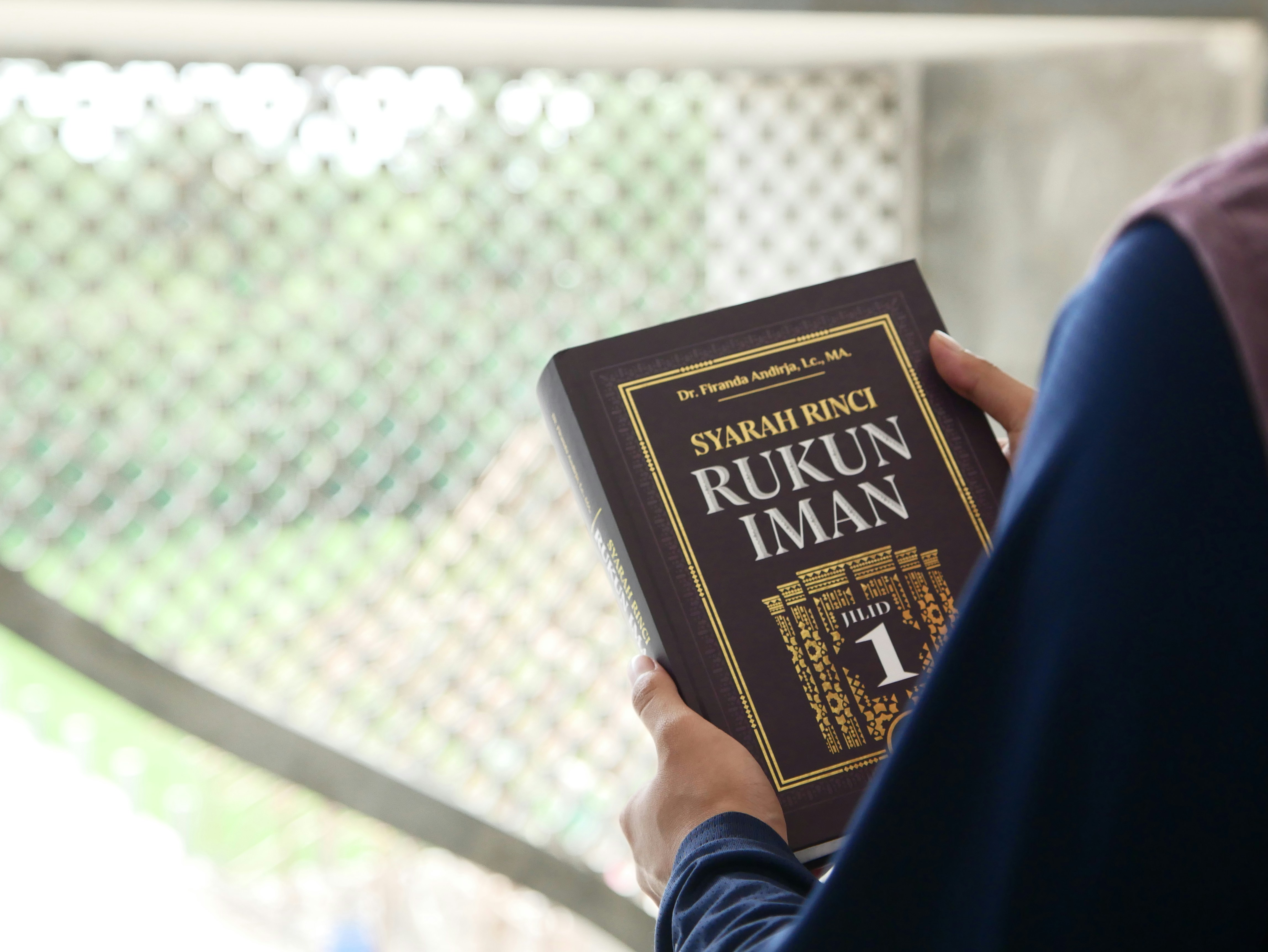 seseorang memegang buku di tangan mereka