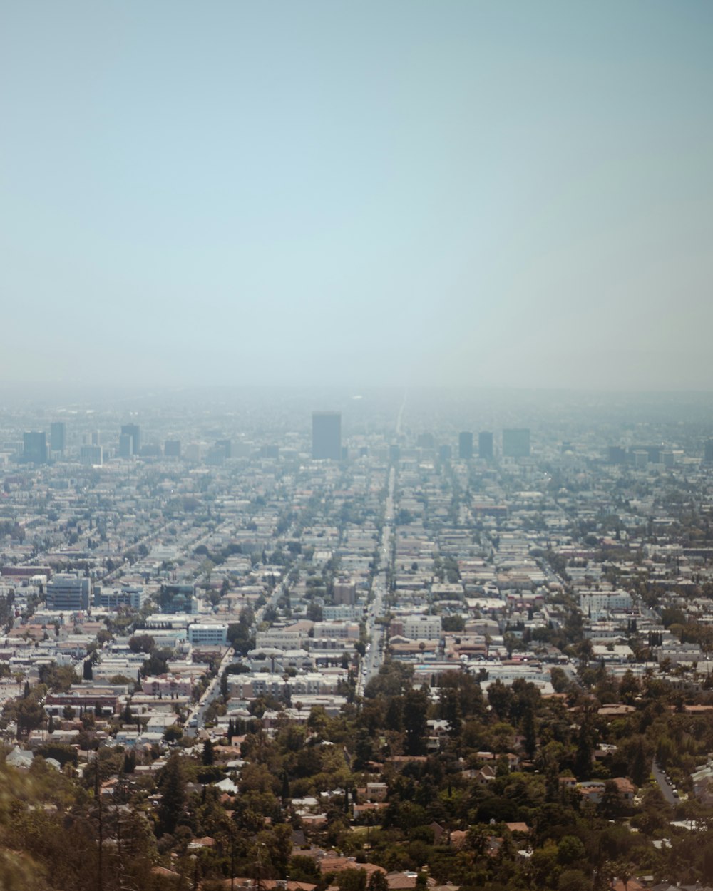 Blick auf eine Stadt von der Spitze eines Hügels