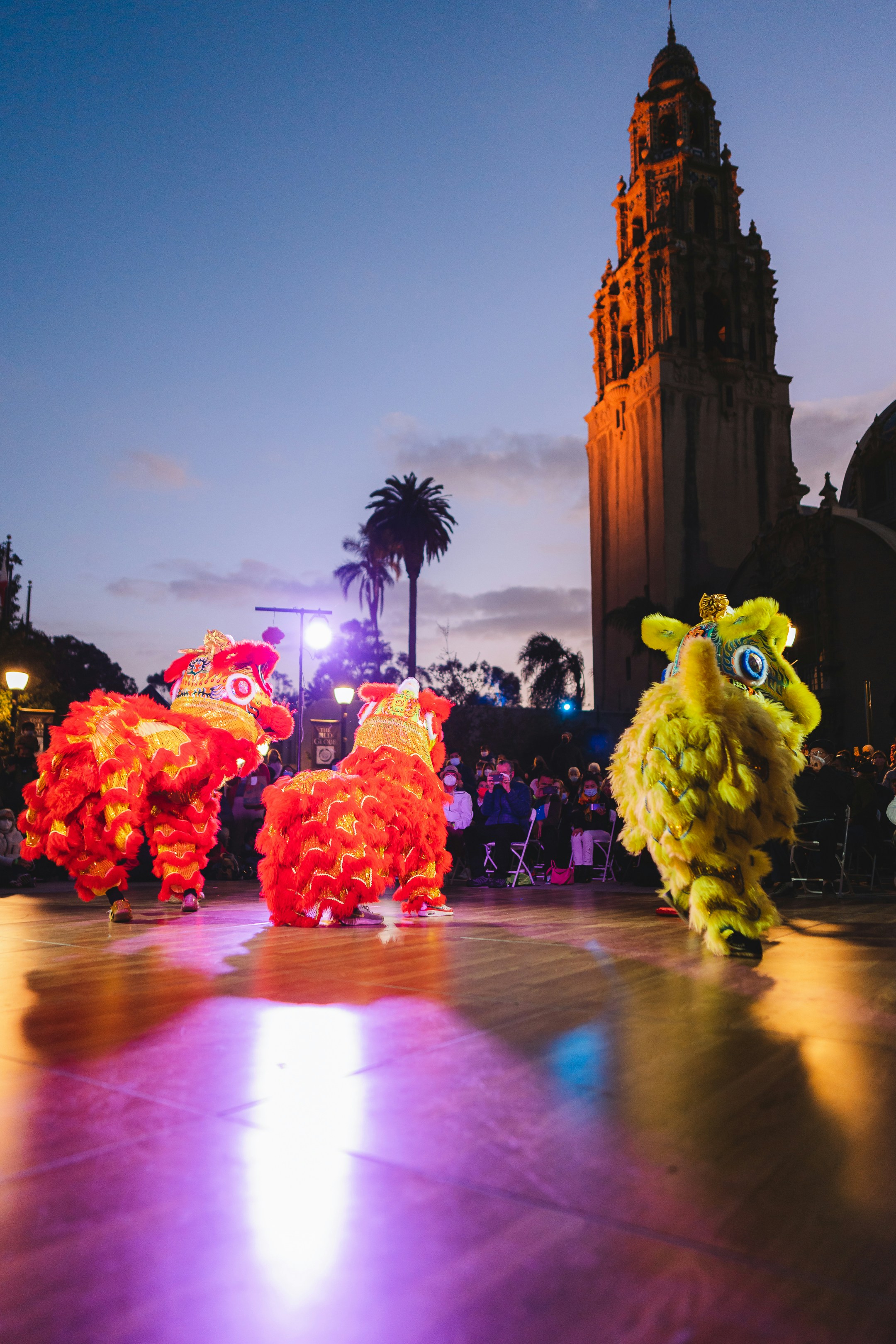 ein paar Leute, die auf einer Tanzfläche stehen